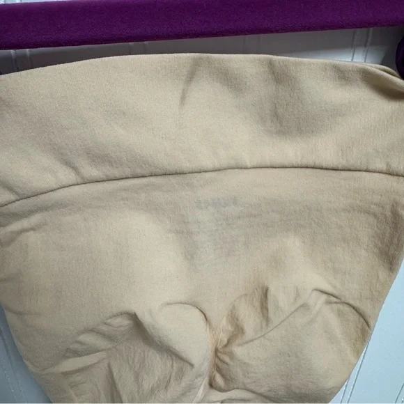 Skims Everyday Sculpt Above The Knee Short Sand XXS - Picture 7 of 9